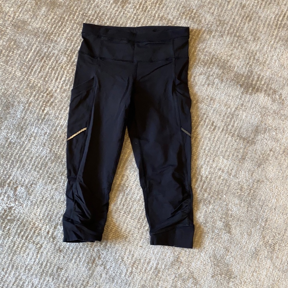 Lululemon black crop leggings with side pockets